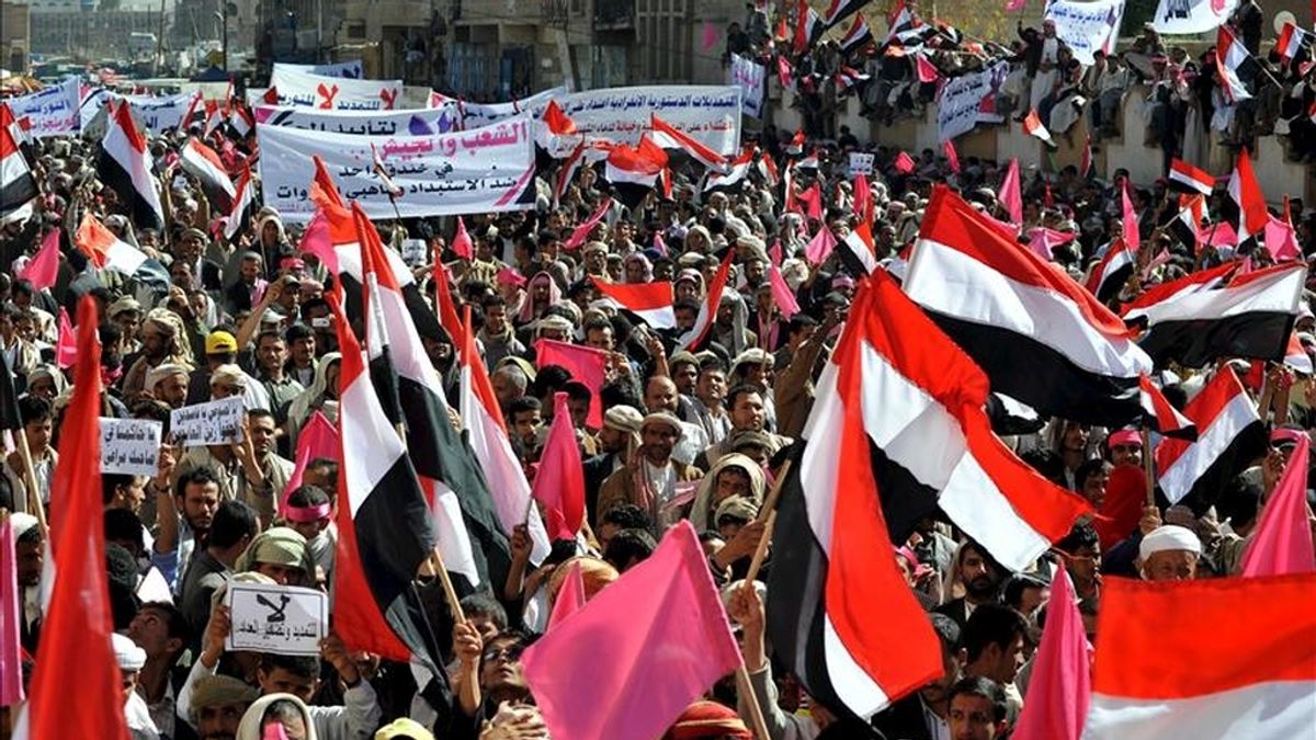 Manifestantes yemeníes gritan lemas y portan pancartas durante una de las cuatro concentraciones convocadas en distintos puntos de la capital por los principales partidos de la oposición yemení, para pedir que el presidente del país, Ali Abdalá Saleh, no se presente a una nueva reelección, en Saná (Yemen). EFE