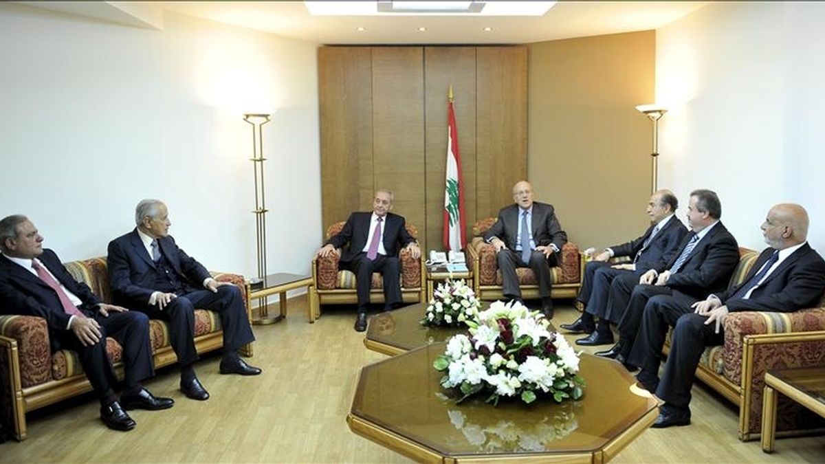 El primer ministro designado del Líbano, Nayib Mikati (c-d), se reune con el presidente del Parlamento, Nabih Berri (c-i) y miembros de su bloque parlamentario en Beirut, Líbano.EFE