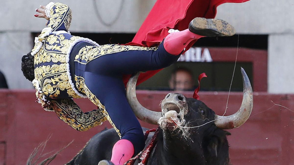 Grave cogida de Iván Fandillo en Las Ventas durante la corrida de la Prensa Grave cogida de Iván Fandillo en Las Ventas durante la corrida de la Prensa