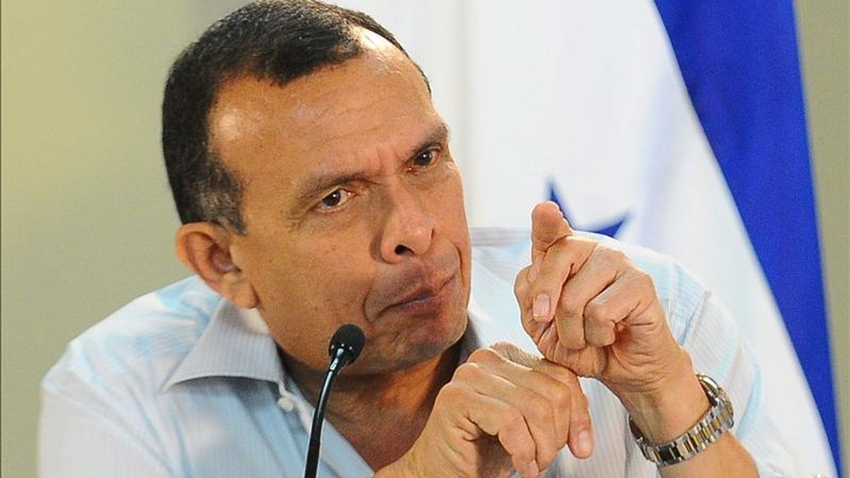 El presidente de Honduras, Porfirio Lobo habla este 27 de enero durante una conferencia de prensa en Casa Presidencial en Tegucigalpa (Honduras), al celebrarse su primer año de mandato. EFE El presidente de Honduras, Porfirio Lobo habla este 27 de enero durante una conferencia de prensa en Casa Presidencial en Tegucigalpa (Honduras), al celebrarse su primer año de mandato. EFE