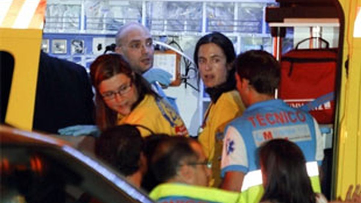Efectivos de los servicios de emergencias socorren al bebé que ha nacido después de que el personal del Samur y Summa practicase una cesárea a la mujer asesinada. Foto: EFE. Efectivos de los servicios de emergencias socorren al bebé que ha nacido después de que el personal del Samur y Summa practicase una cesárea a la mujer asesinada. Foto: EFE.