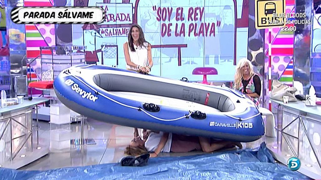 'El Rey de la playa' hace una demostración a Mila y Paz