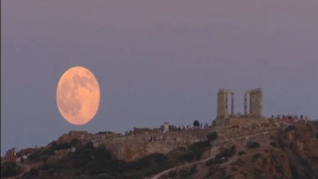 La primera 'superluna' del verano se deja ver en la noche griega