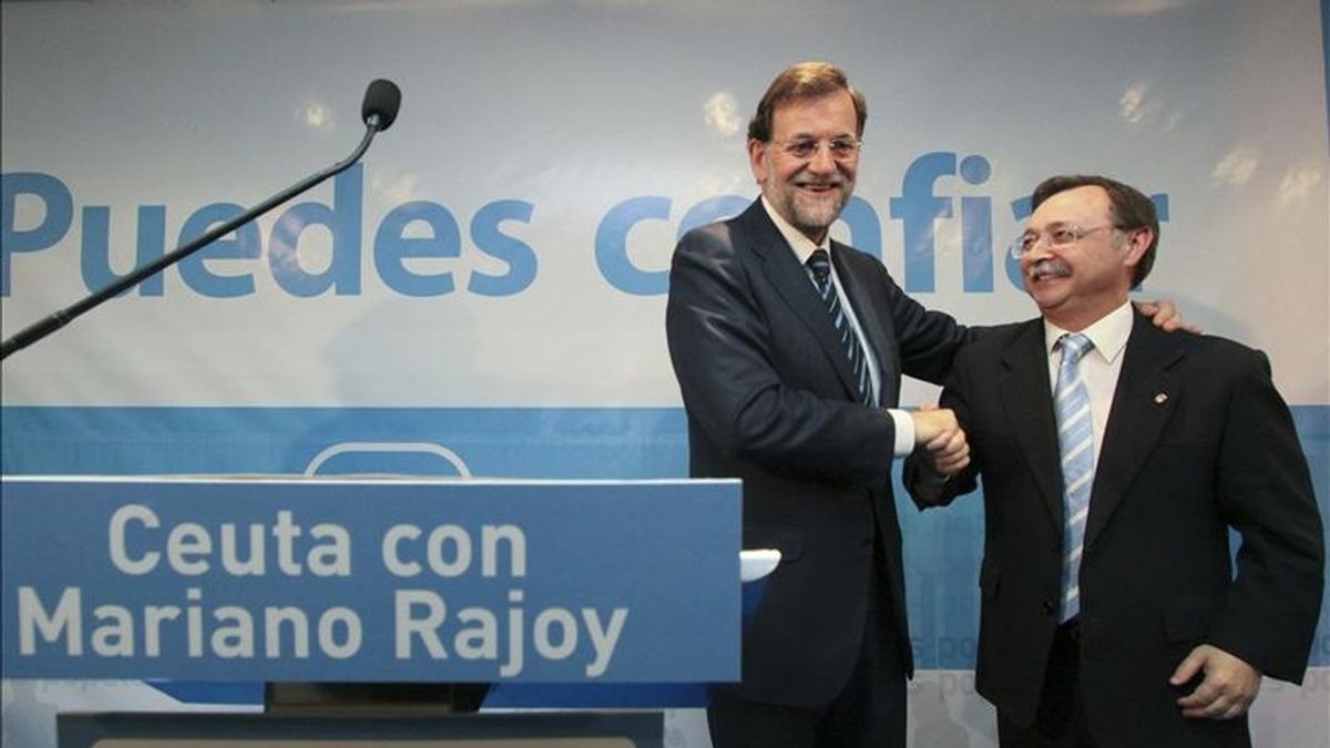El presidente nacional del PP, Mariano Rajoy (i), saluda al presidente de Ceuta, Juan Vivas en un acto público con militantes y simpatizantes del partido durante celebrado ayer en esta Ciudad Autónoma. EFE