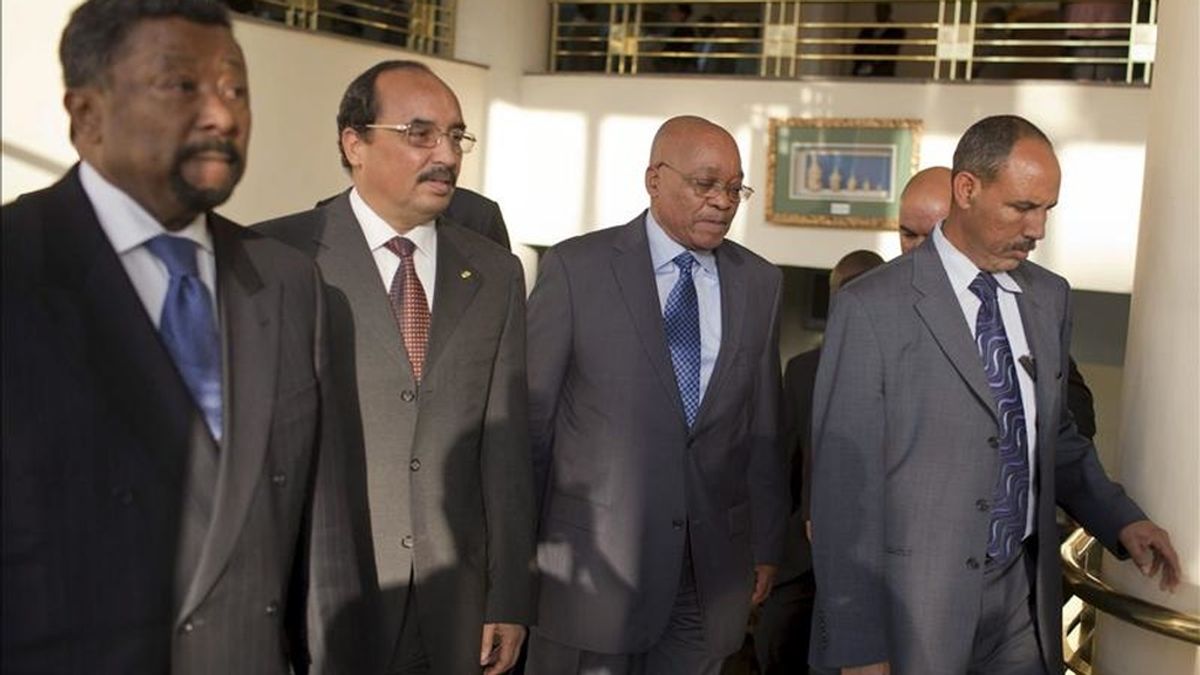 El presidente de Sudáfrica, Jacob Zuma (2d), su homólogo de Mauritania, Mohamed Ould Abdel Aziz (2i), y el presidente de la Comisión de la Unión Africana (UA), Jean Ping (i), fotografiados durante la reunión del Consejo de Paz y Seguridad de la UA en Adis Abeba, Etiopía. EFE/Archivo