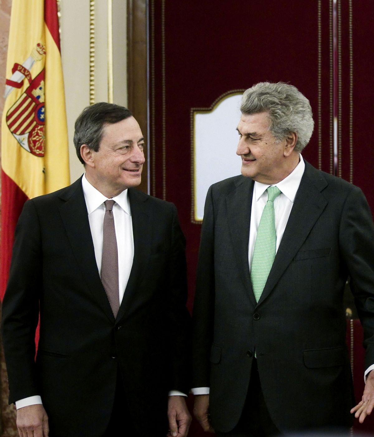 El presidente del Banco Central Europeo (BCE), Mario Draghi, junto al presidente del Congreso, Jesús Posada, antes de su comparecencia a puerta cerrada con los grupos parlamentarios, hoy en la Cámara Baja