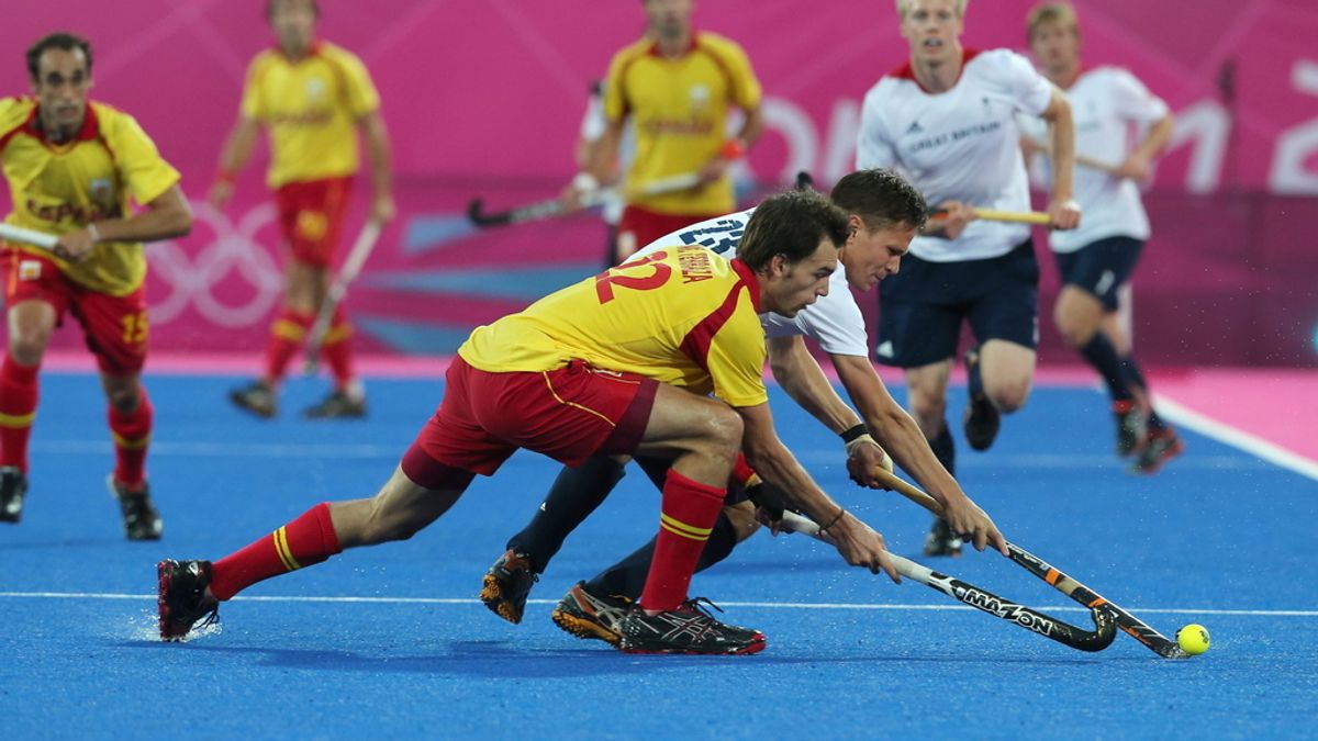 El español Manel Terraza (c) domina la bola ante la marca del británico Iain Mackay durante el partido de la ronda preliminar de hockey sobre hierba de los Juegos Olímpicos Londres 2012