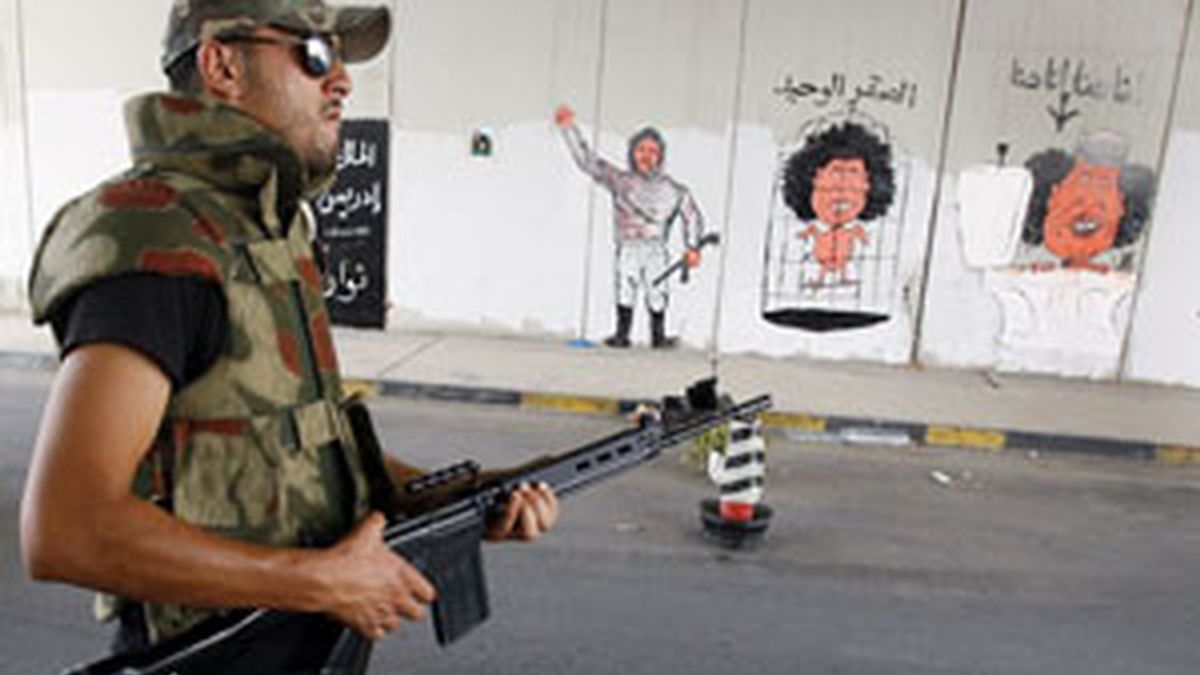 Un rebelde libio en un punto de control con caricaturas de Gadafi. Vídeo: Informativos Telecinco