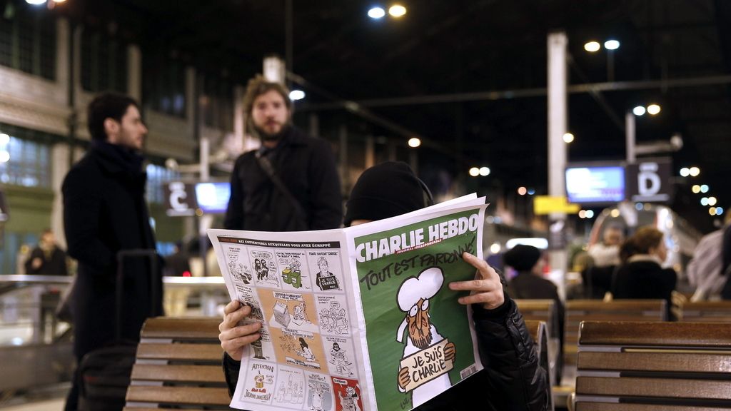 Largas colas en los kioskos parísinos para comprar Charlie Hebdo