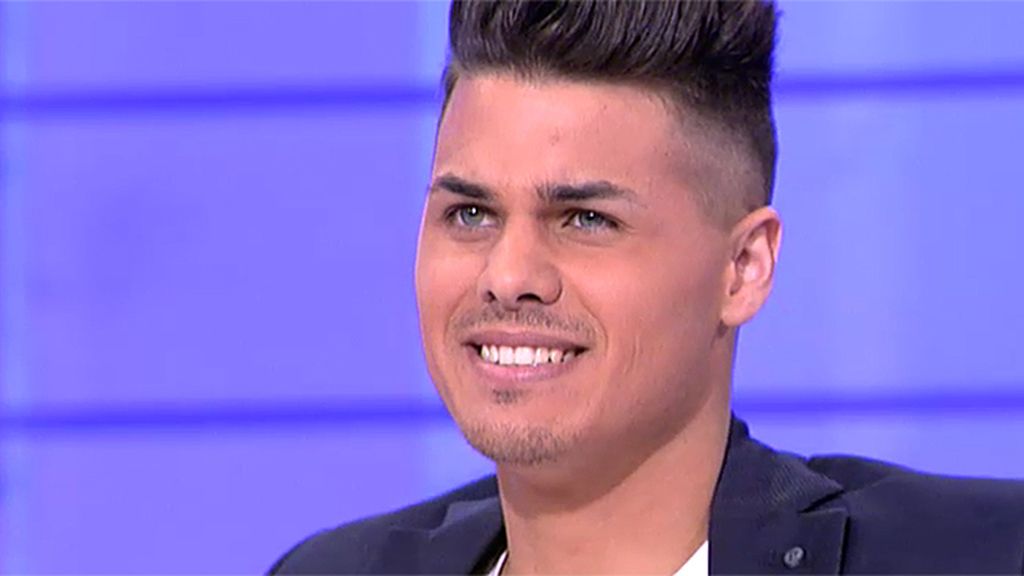 Ruth se fija en la forma de vestir de Carlos Ruth se fija en la forma de vestir de Carlos