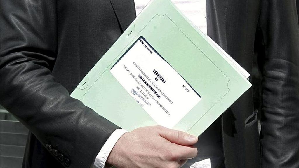 Detalle del documento con el que el responsable de EA en Navarra, Maiorga Ramírez, y Aitziber Sarasola, de la plataforma de independientes Herritarron Garaia, registraron este martes en la Junta Electoral en Pamplona a la coalición soberanista Bildu. EFE