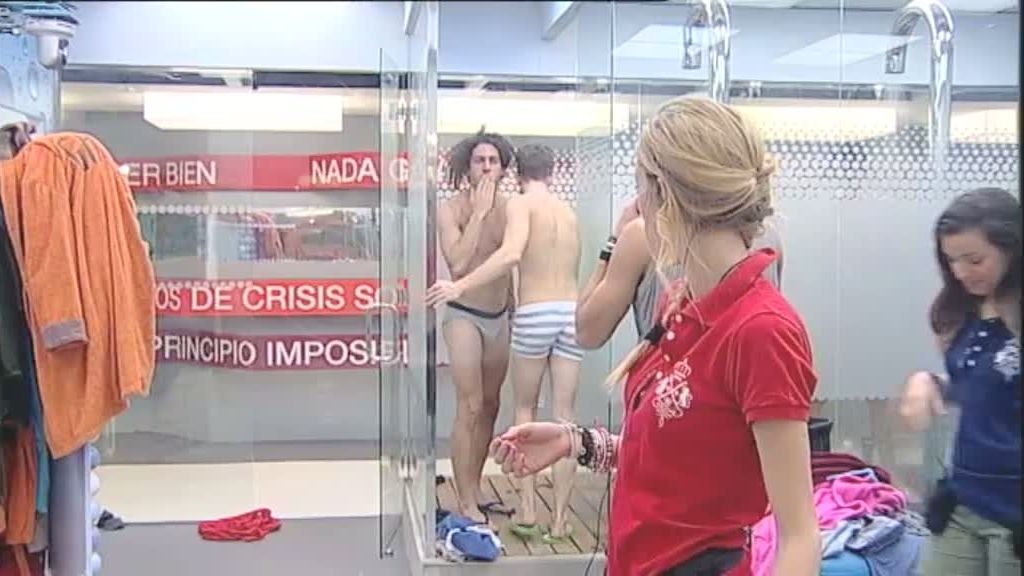 El pobre Carlos ha corrido en cueros por la casa