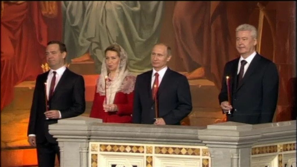 Putin asiste junto a miles de rusos a la misa de la Pascua Ortodoxa