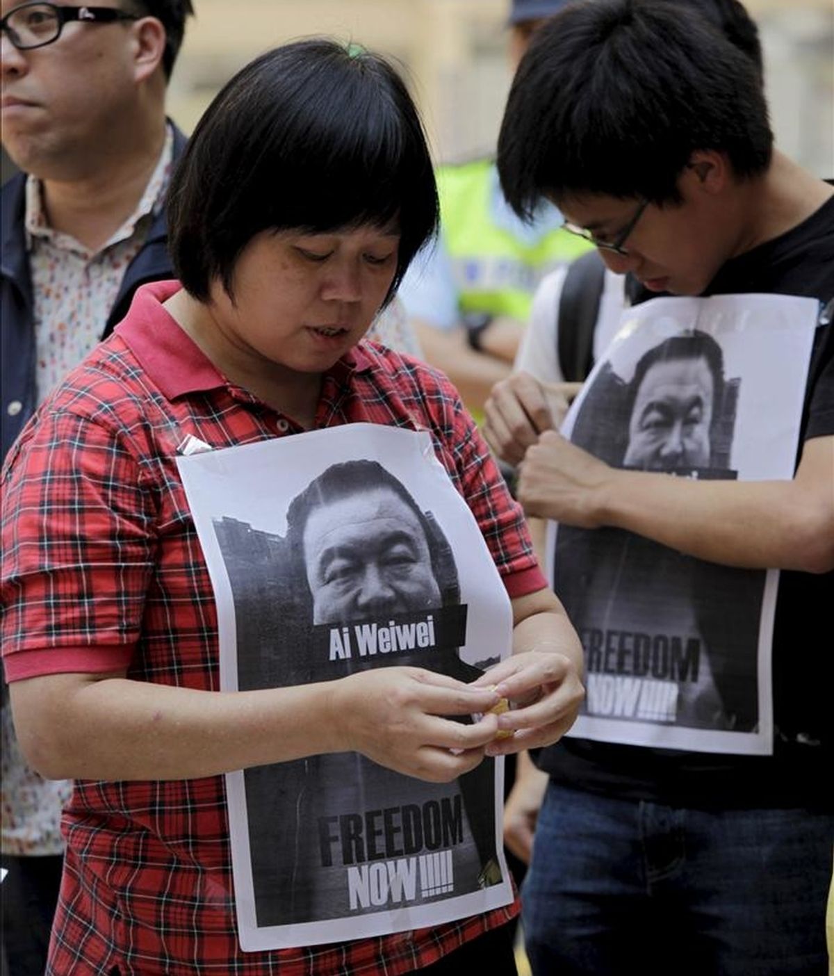 Manifestantes protestan a favor de la democracia en China mientras muestran una fotografía del activista chino Ai Weiwei durante una manifestación a favor de la liberación de Weiwei en Hong Kong (China) ayer, 10 de abril de 2011. EFE
