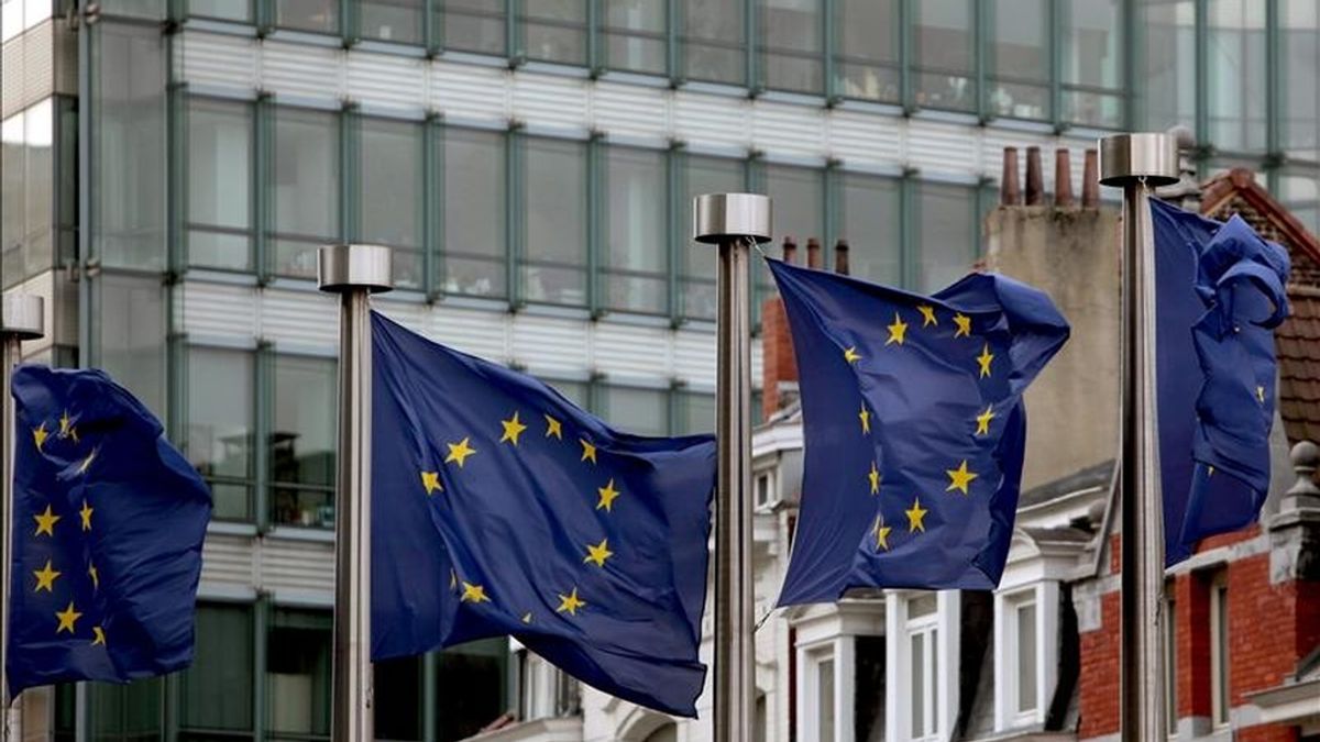 Banderas europeas ondean al viento cerca del edificio del Consejo de Europa en Bruselas (Bélgica). EFE/Archivo