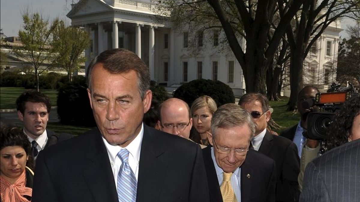 El presidente de la Cámara de Representantes, John Boehner (i) y el líder de la mayoría demócrata en el Senado, Harry Reid (d), caminan tras sus declaraciones a los medios sobre el proceso de negociación del presupuesto federal, en la Casa Blanca. EFE