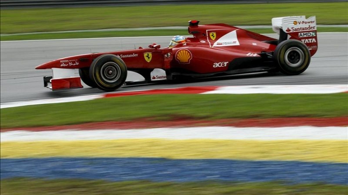 El piloto español de Fórmula Uno Fernando Alonso (Ferrari) compite durante el Gran Premio de Malasia de Fórmula Uno, segunda prueba del Mundial, disputada este domingo en el circuito de Sepang, en las afueras de Kuala Lumpur (Malasia). EFE