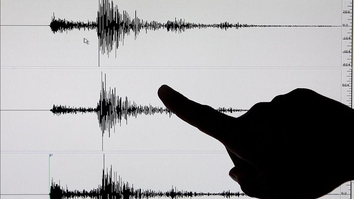 En la imagen, un investigador señala en un sismógrafo los datos tras un terremoto de 6,7 grados de magnitud en la escala Richter. EFE/Archivo