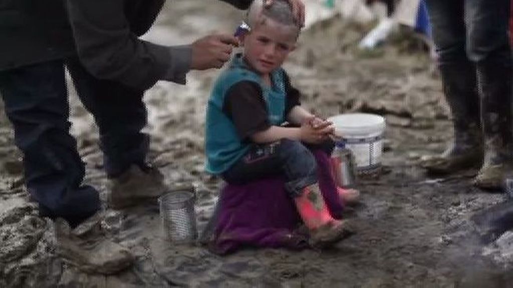 El llanto de una niña cuando le rapan el pelo en Idomeni