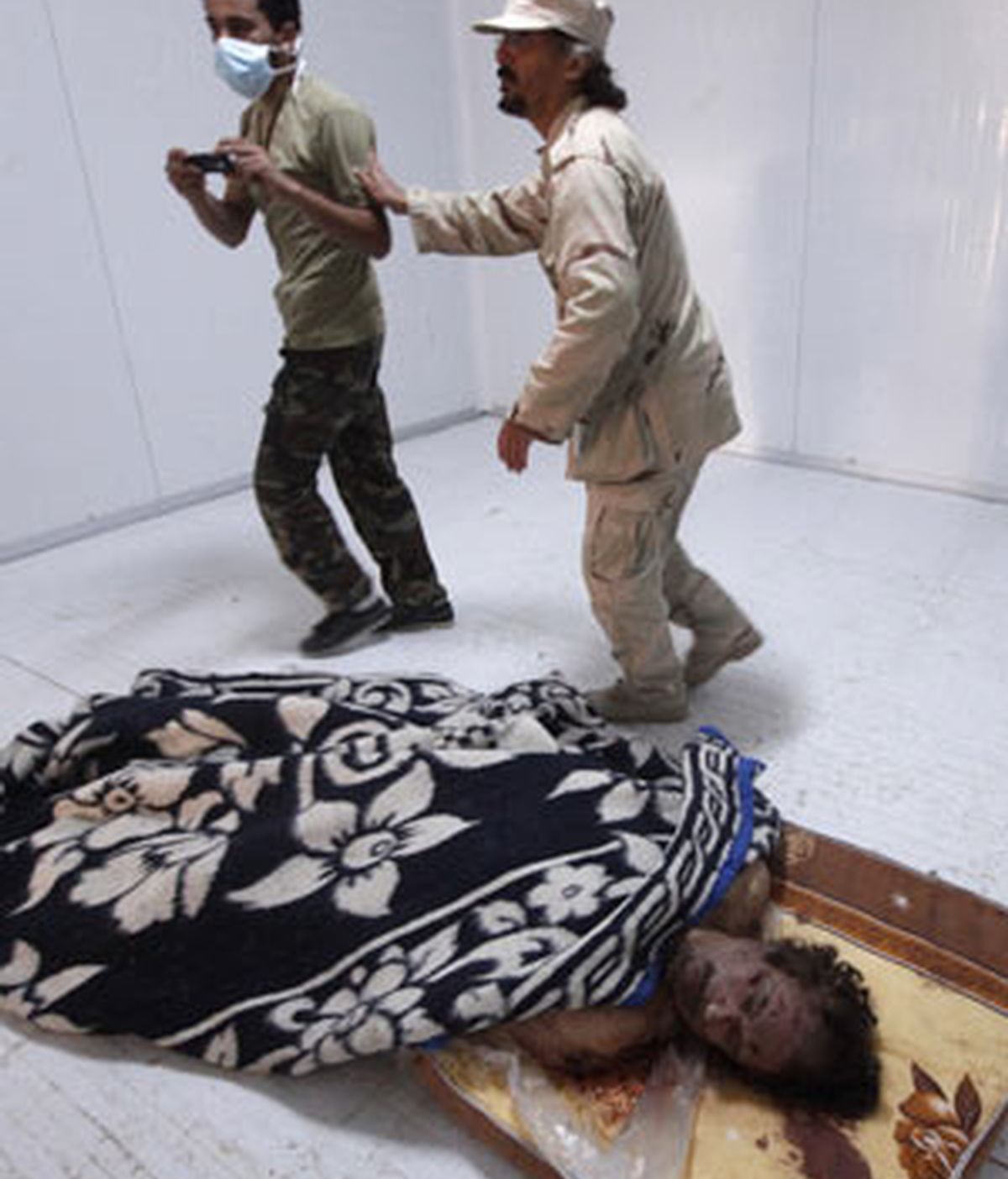 Largas colas para ver el cadáver de Gadafi FOTO: REUTERS