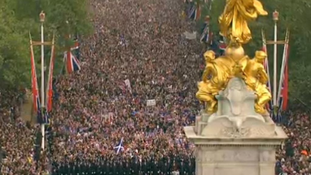 La gente se acerca a Buckingham Palace para ver a los novios en el balcón