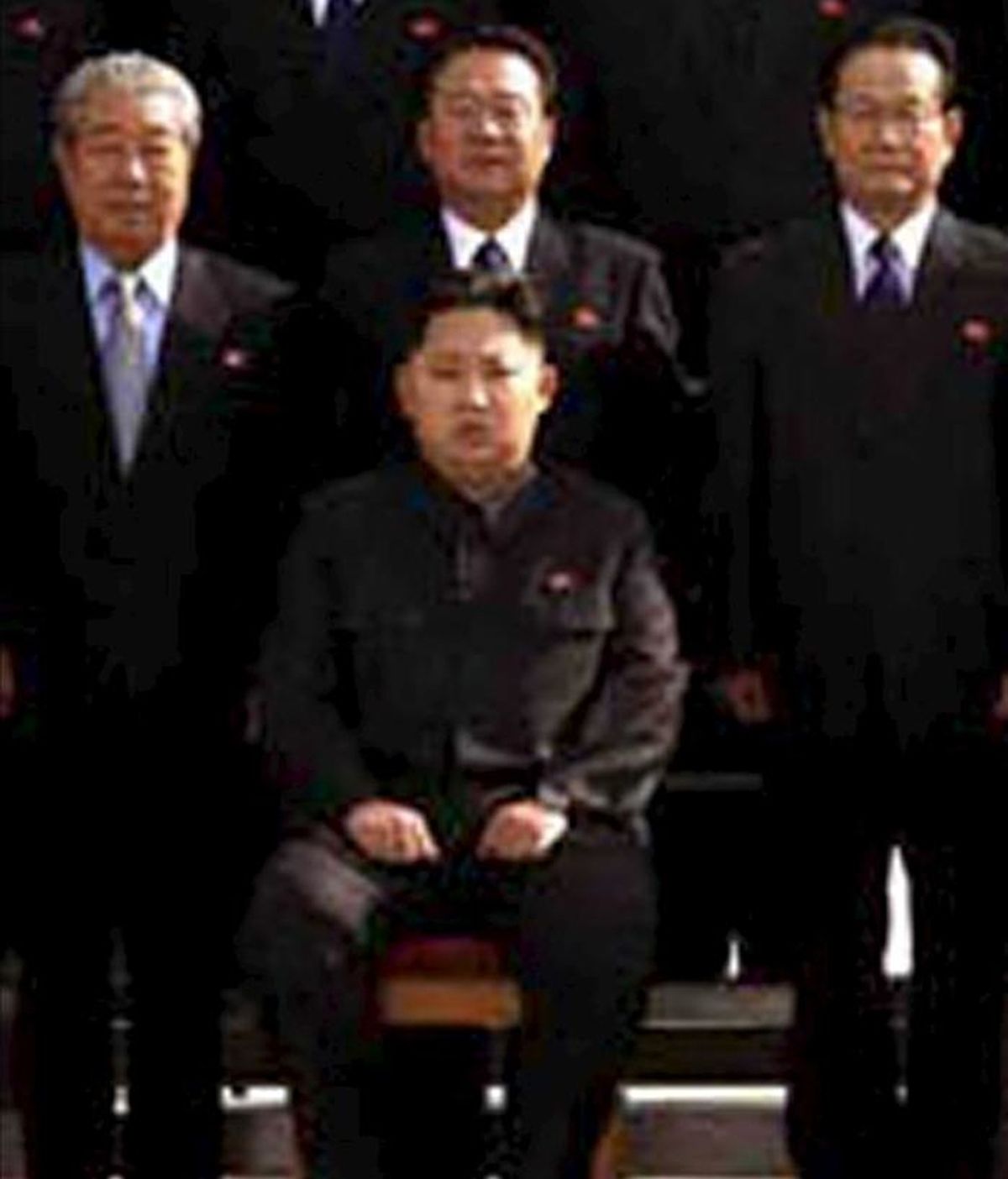 Foto de archivo facilitada por la agencia central de noticias norcoreana KCNA de Kim Jong-un, hijo menor y posible sucesor del líder norcoreano Kim Jong-il, mientras posa con miembros del Partido de los Trabajadores en el Palacio Kumsusan en Pyongyang (Corea del Norte). EFE/Archivo
