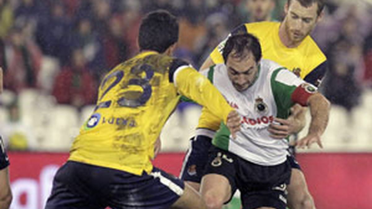 Pedro Munitis controla un balón ante la presión de los centrocampistas de la Real FOTO: EFE