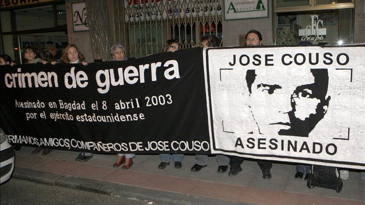 Familiares, amigos y compañeros del reportero José Couso, que murió en Bagdad por los disparos de un tanque del ejército de Estados Unidos, durante una  concentración ante la sede del PSOE en Madrid el mes pasado. EFE