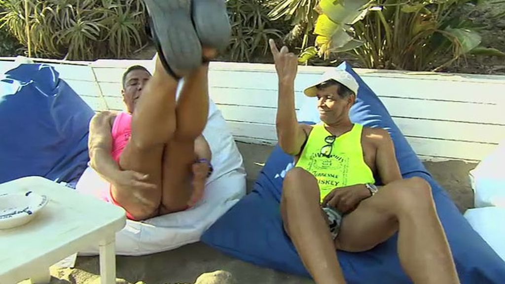 Los Chunguitos presumen de tanga en las playas de Marbella