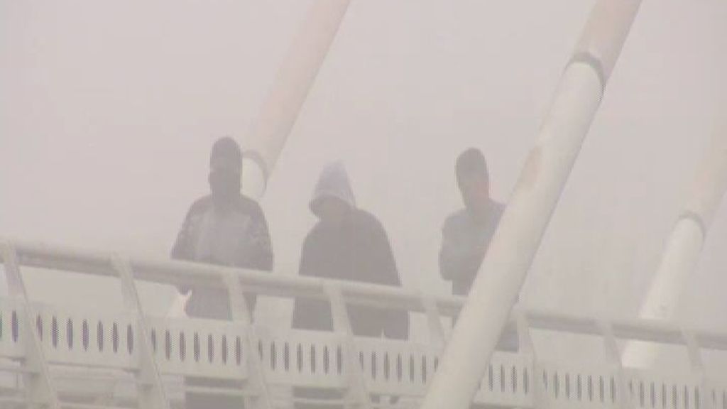 Sevilla amanece entre la niebla