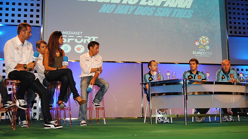 Vasile, J.J. Santos, Manu, Sara, Casillas, Iniesta, Del Bosque, en la presentación