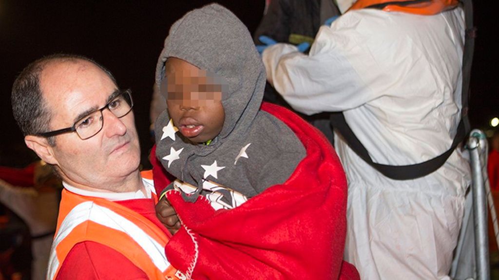 Rescatados 82 inmigrantes de dos pateras en el mar de Alborán