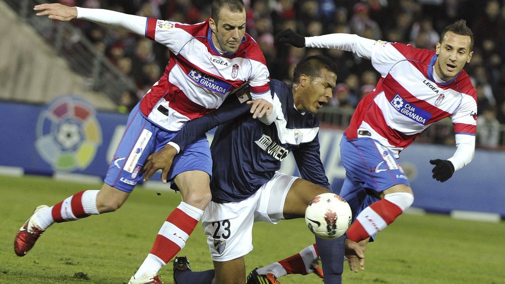 El delantero venezolano del Málaga, José Rondón, pelea un balón ante los jugadores del Granada, Borja Gómez y el argelino Hassan Yebda El delantero venezolano del Málaga, José Rondón, pelea un balón ante los jugadores del Granada, Borja Gómez y el argelino Hassan Yebda