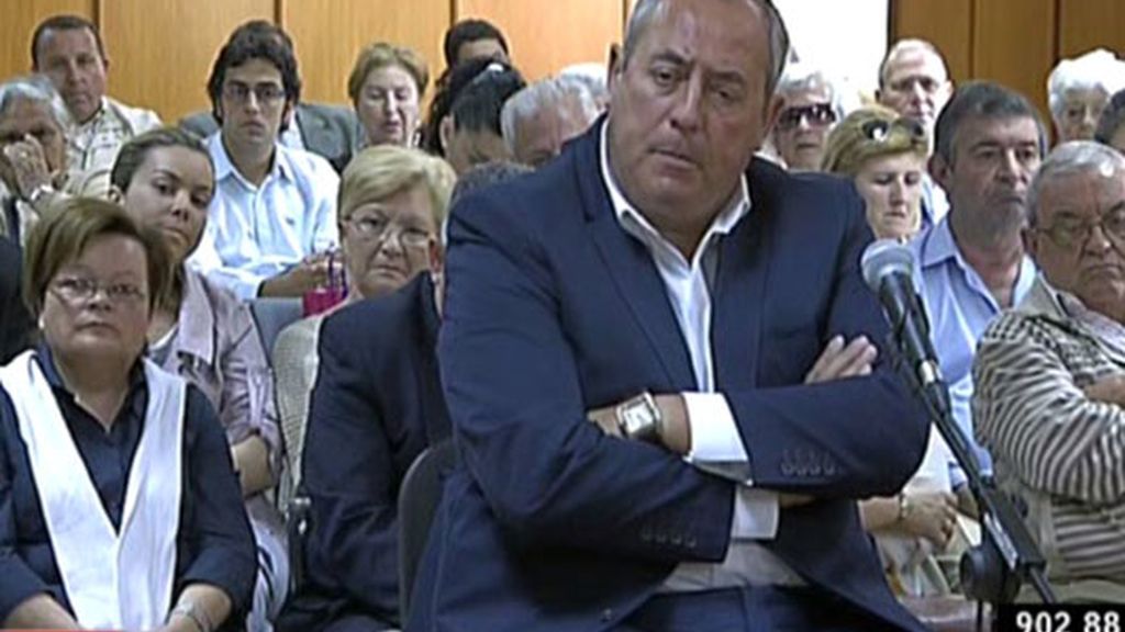 Campanario, cabizbaja durante la declaración de Carretero