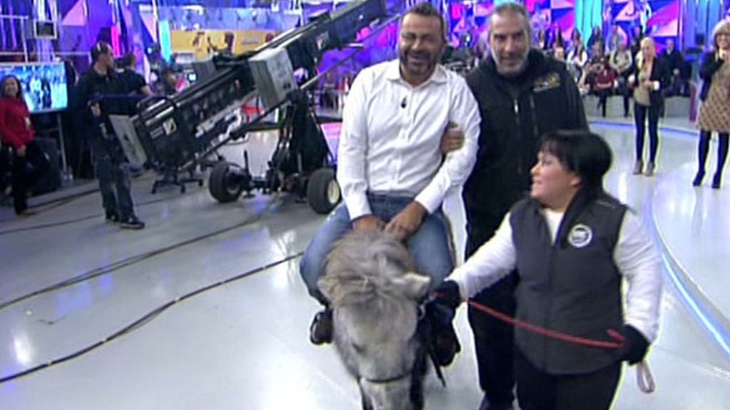 Chiqui entra en plató a lomos de un poni y Jorge Javier le imita
