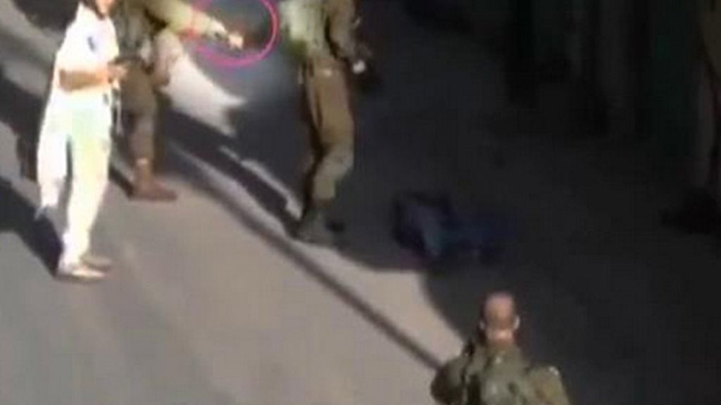 Un vídeo muestra a dos soldados israelíes colocando un cuchillo al lado de un palestino