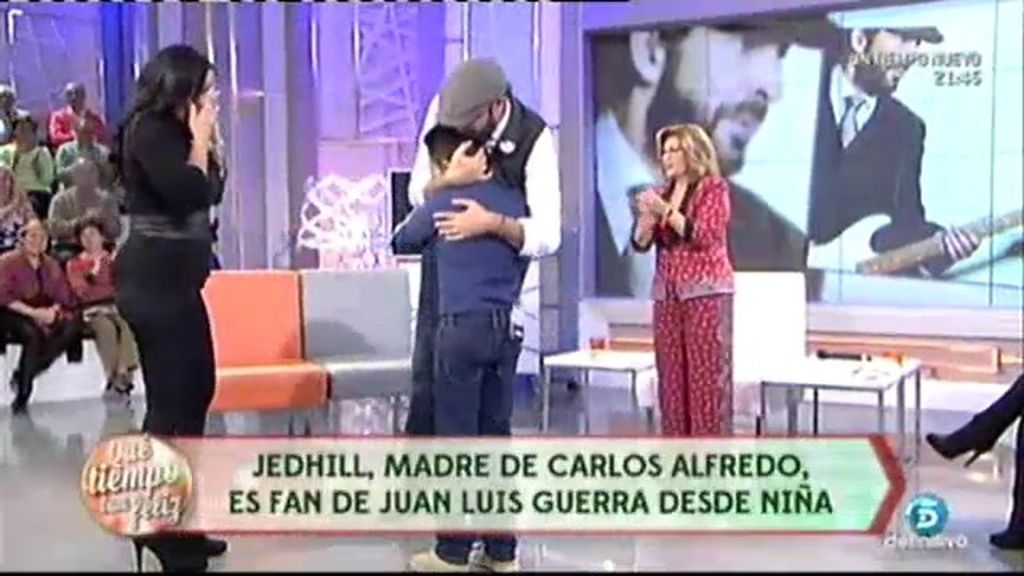 Emocionante interpretación de Carlos Alfredo junto a su madre para Juan Luis Guerra