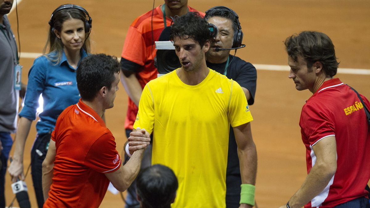 El tenista brasileño Thomaz Belluci (c) saluda al español Roberto Bautista (i) tras vencerle
