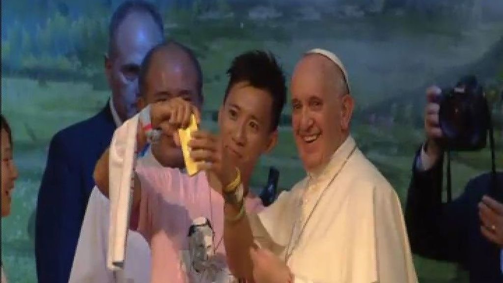 El Papa se apunta a la moda 'selfie'