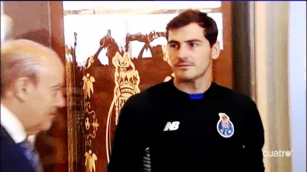 Casillas ya se deja querer en Oporto: así posa con su nueva camiseta