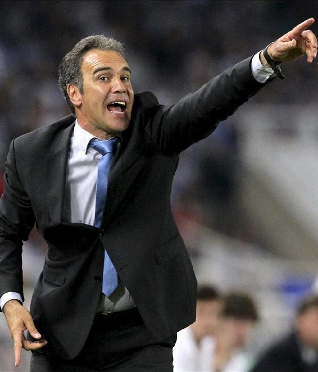 Fotografía de archivo tomada el 21/05/2011 del entrenador uruguayo Martín Lasarte, destituido hoy por la Real Sociedad pese a tener un año más de contrato con el club de San Sebastián. EFE/Archivo