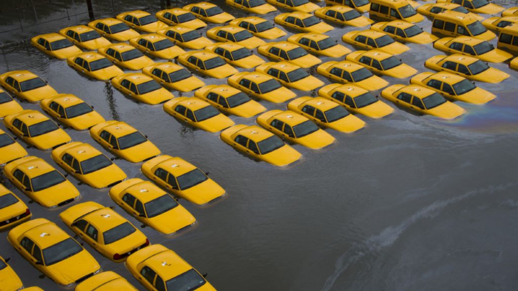 Un aparcamiento de taxis neoyorkinos afectado por las inundaciones causadas por el huracán 'Sandy'