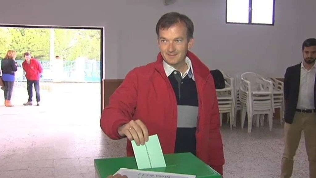 El candidato de UPyD, Martín de la Herrán, vota en Jeréz de la Frontera, Cádiz