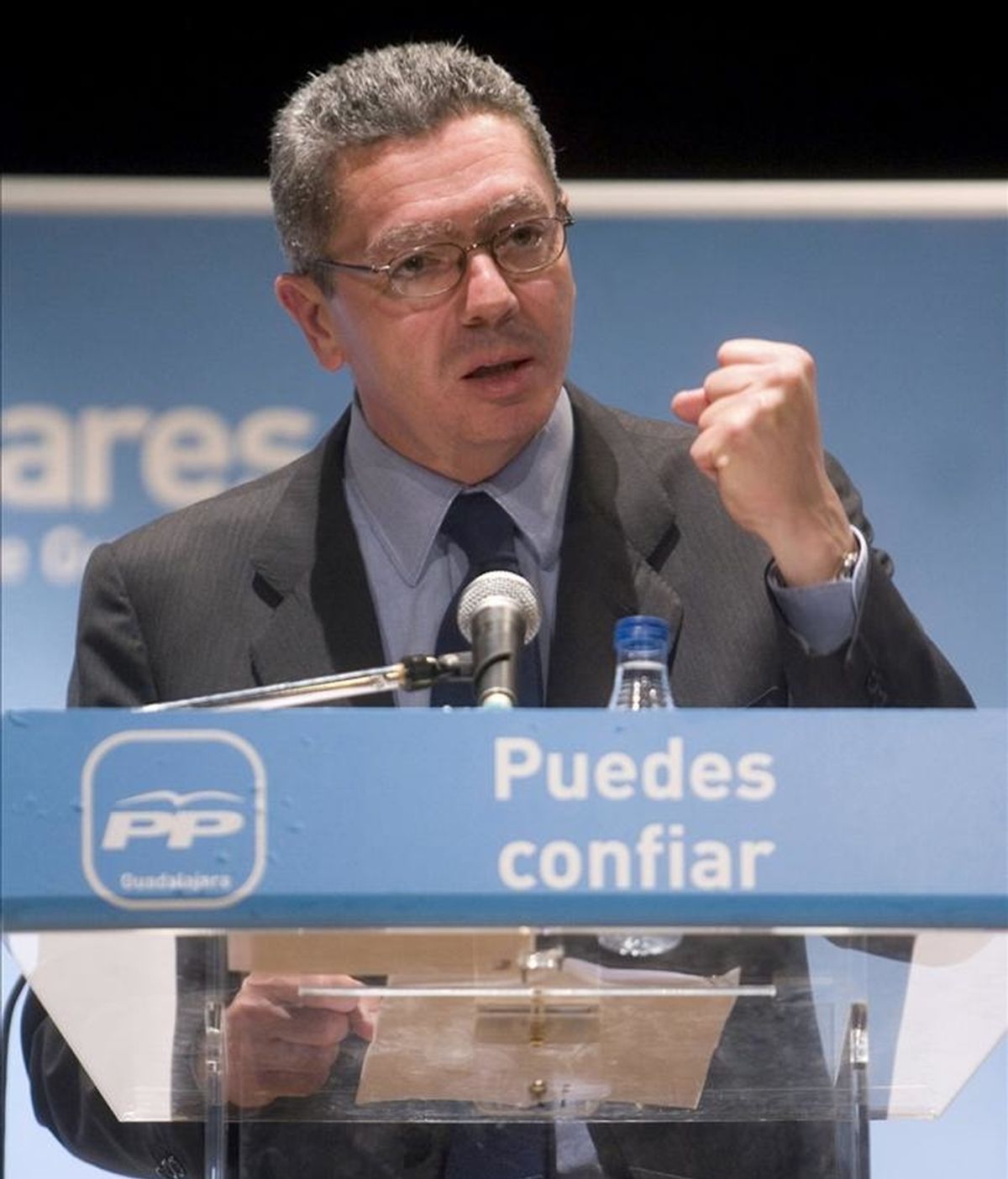 El alcalde de Madrid, Alberto Ruiz-Gallardón, durante su intervención en la presentación de la candidatura del Partido Popular al Ayuntamiento de Cabanillas del Campo en las próximas elecciones municipales. EFE