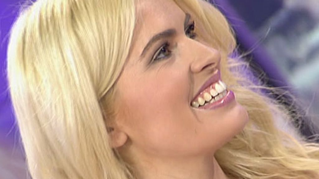 Adriana se sube el vestido