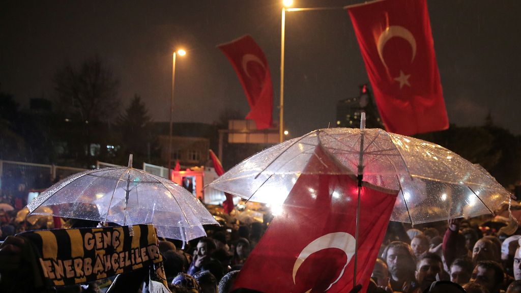 Los aficionados, frente al estadio del Besiktas en solidaridad con las vítimas del atentado