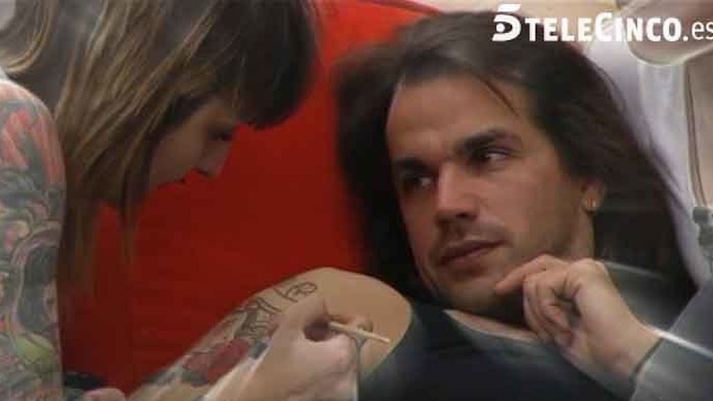 Ari demuestra lo bien que dibuja