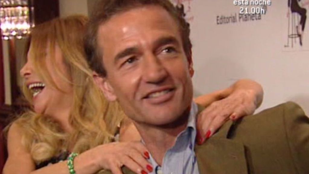 Lequio debutó como reportero de 'AR' en la presentación del libro de Ana Obregón