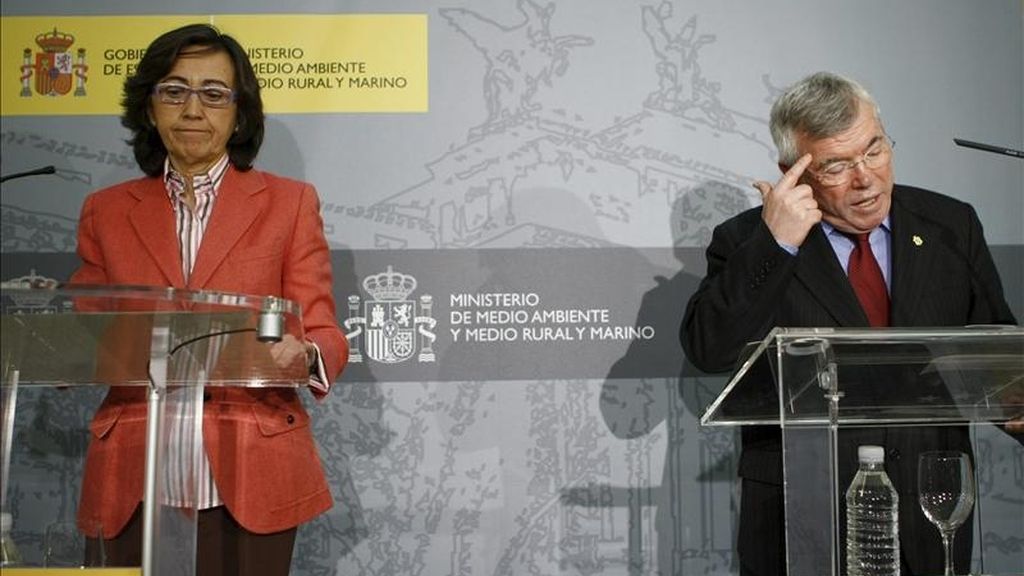 La ministra de Medio Ambiente y Medio Rural y Marino, Rosa Aguilar, y el presidente de la Federación Española de Municipios y Provincias, Pedro Castro, durante la rueda de prensa tras la reunión celebrada hoy para impulsar la colaboración en la lucha contra la contaminación atmosférica. EFE La ministra de Medio Ambiente y Medio Rural y Marino, Rosa Aguilar, y el presidente de la Federación Española de Municipios y Provincias, Pedro Castro, durante la rueda de prensa tras la reunión celebrada hoy para impulsar la colaboración en la lucha contra la contaminación atmosférica. EFE