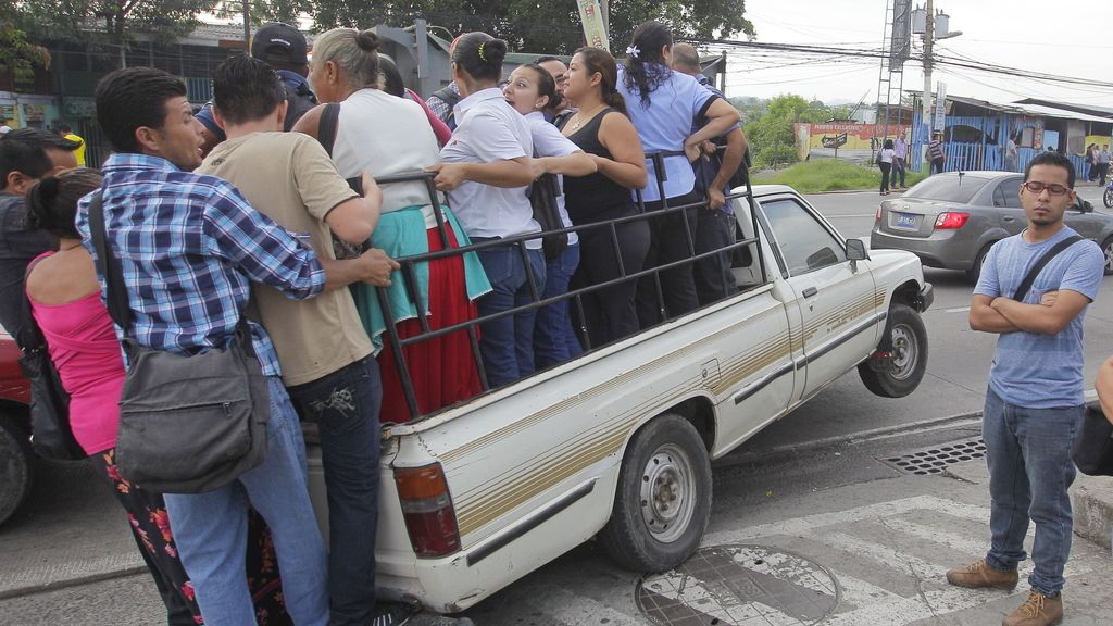 Las pandillas asesinan a seis conductores de autobús en El Salvador